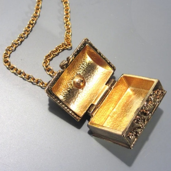 Vintage Avon 1974 Queen's Ransom Pill Box Treasure Chest Charm Necklace - Picture 2 of 6